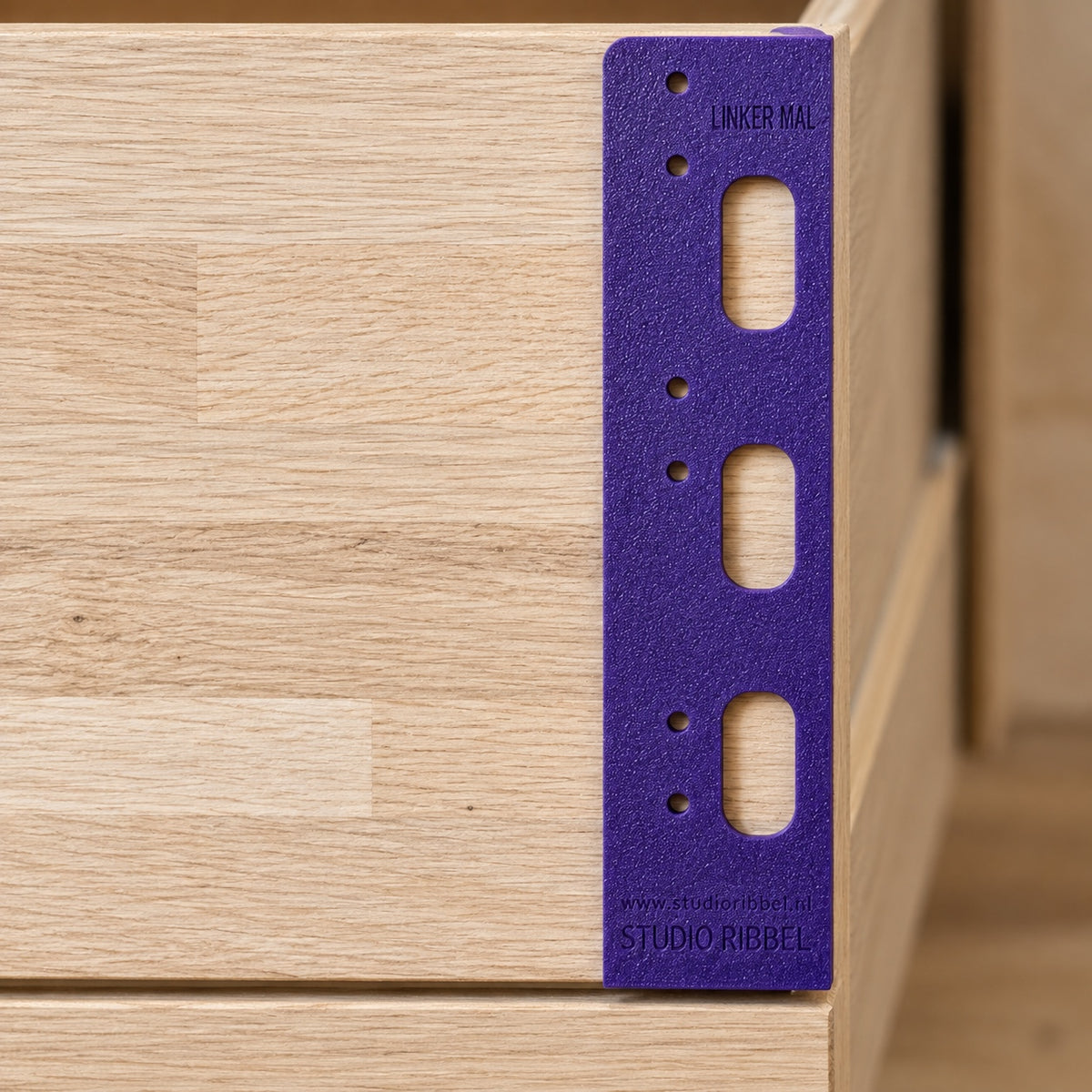 Rechter boormal geplaatst tegen een houten ladefront