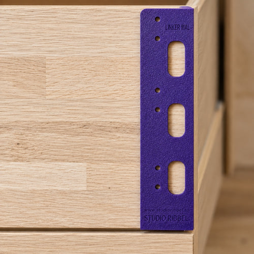 Rechter boormal geplaatst tegen een houten ladefront